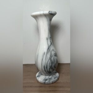 Carved Alabaster Bud Vase 8 Inches Gray &‎ White Decor.